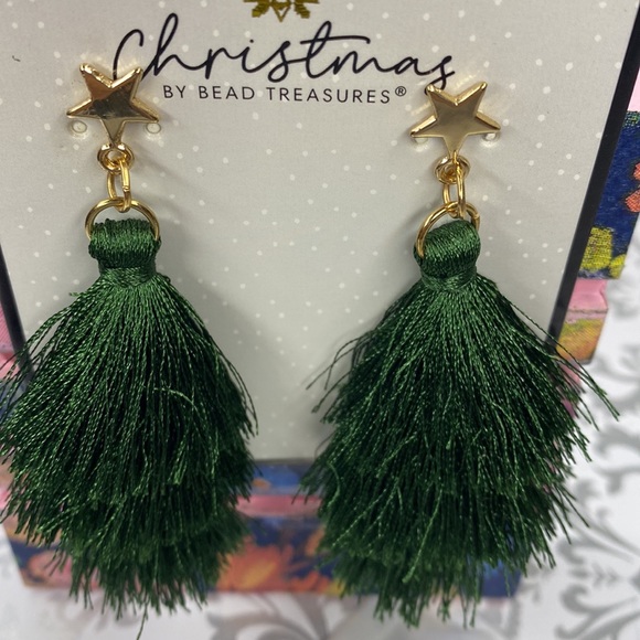 Pine Tree Style Strand with Gold-Tone Star Earrings - Picture 3 of 8